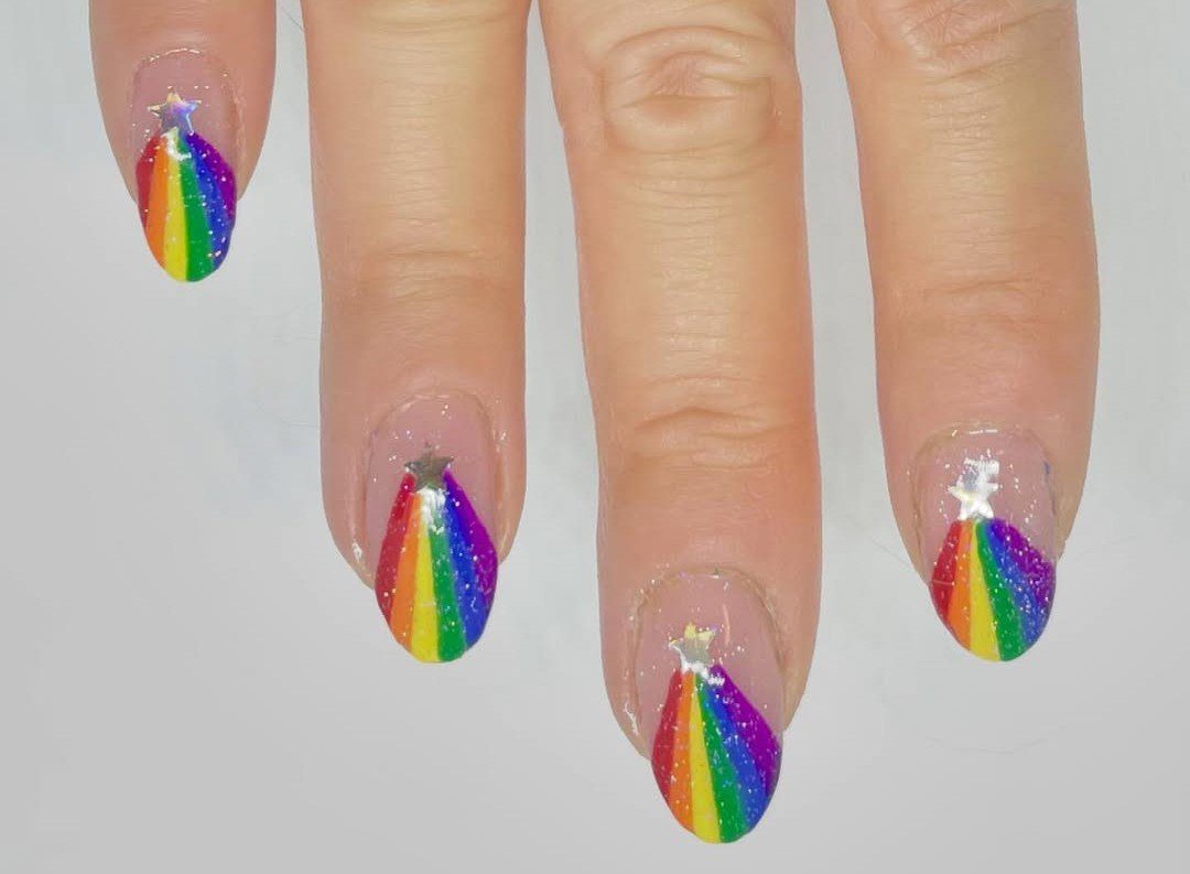 unhas decoradas com glitter para o carnaval imagem abitof glitzon the tips