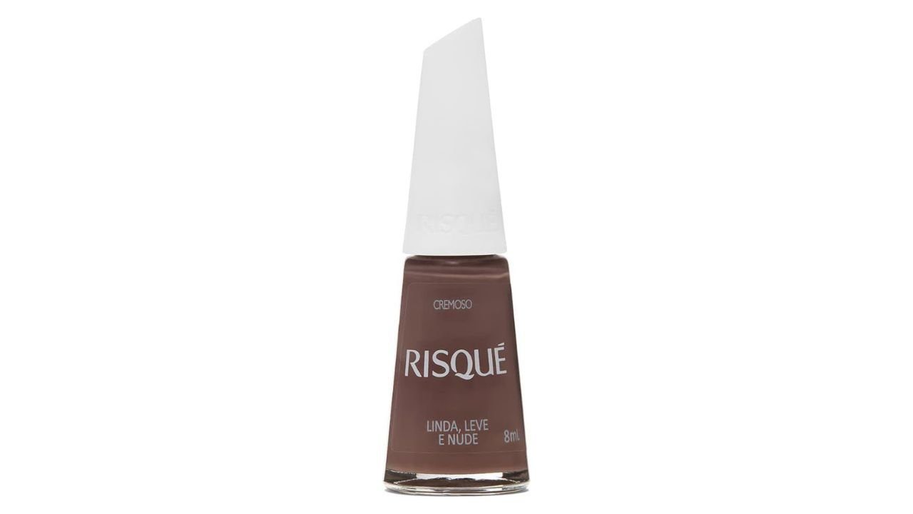 Frasco de esmalte marrom de 8 mL, com tampa branca e rótulo destacando textura cremosa.