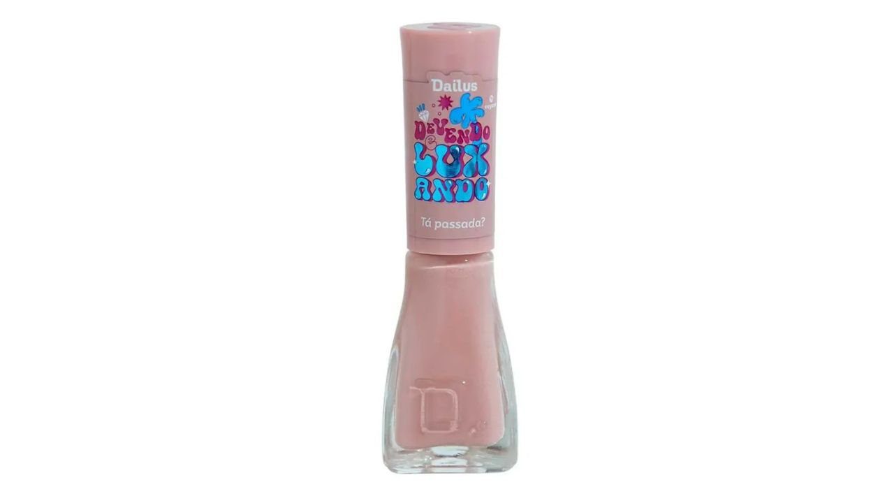 Frasco de esmalte rosa claro com tampa rosa e rótulo colorido.