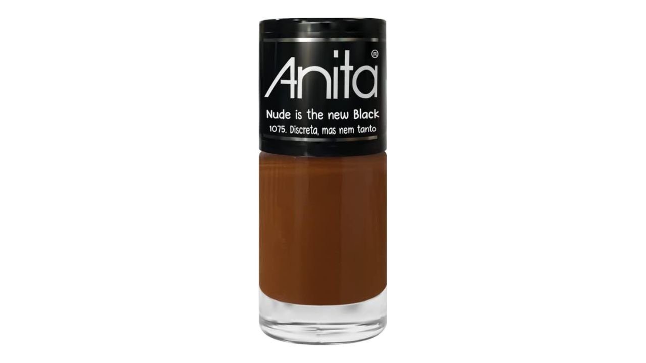 Frasco de esmalte marrom com tampa preta e rótulo branco, contendo texto sobre a cor do produto.