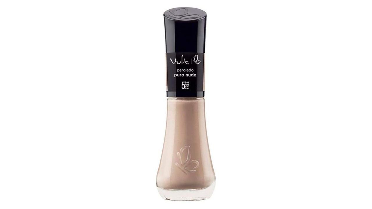 Frasco de esmalte perolado, cor nude, com tampa preta e detalhes em relevo.