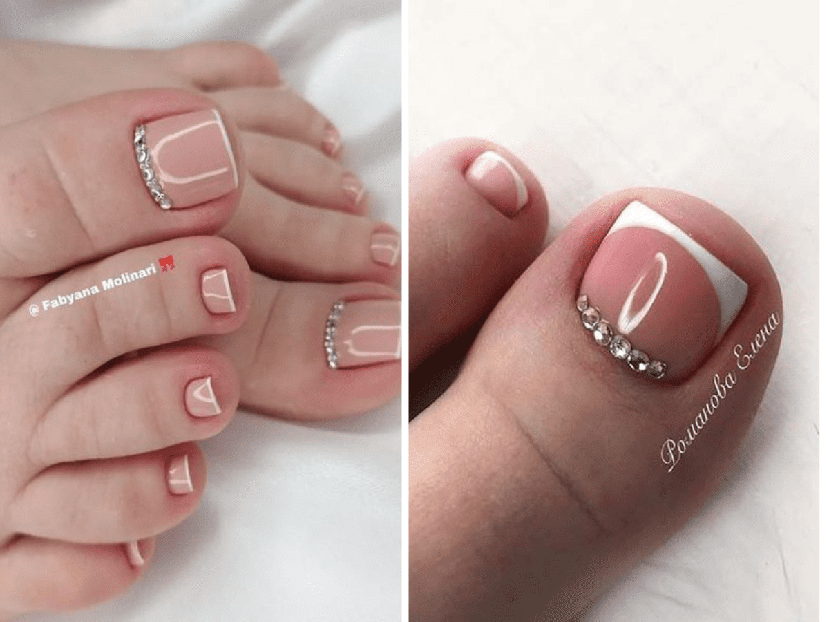 Unhas decoradas dos pés com esmalte rosa, detalhes em branco e pedrarias brilhantes.