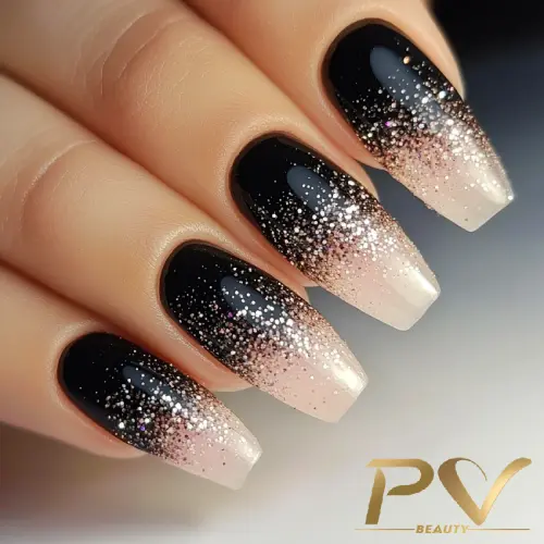 Unhas com esmalte preto e glitter prateado, criando um efeito degradê elegante e brilhante.