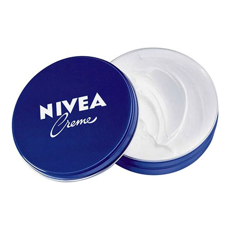 Lata azul aberta com creme branco, tampa ao lado com logotipo visível.