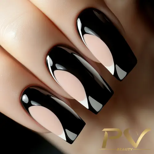 Unhas decoradas com esmalte preto e nude, em design geométrico moderno.