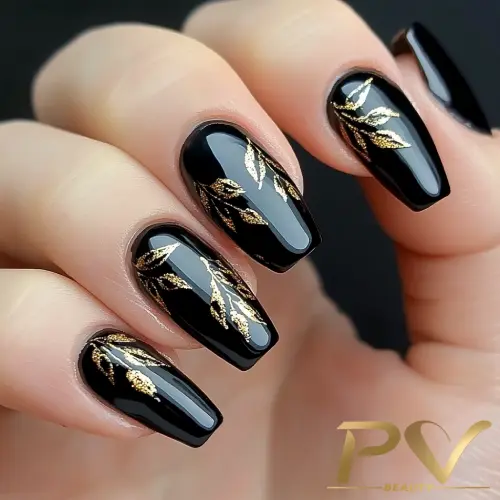 Decoração de unhas pretas com design moderno e sofisticado em salão de manicure.
