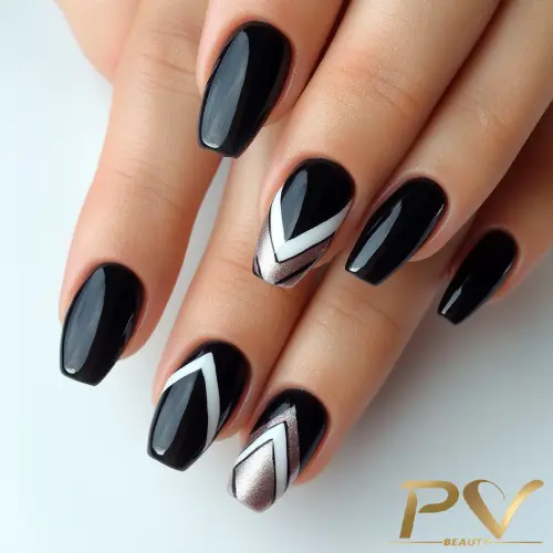 Unhas com esmalte preto e detalhes geométricos em branco e prata.
