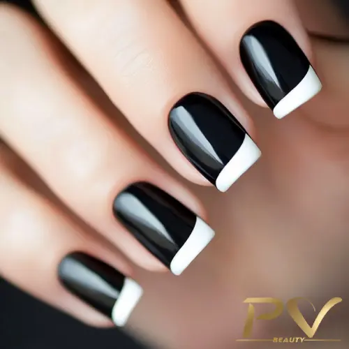 Unhas com esmalte preto e pontas brancas, estilo francesinha moderna.