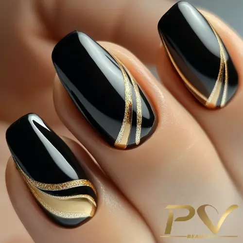 Unhas decoradas com esmalte preto e detalhes metálicos dourados e prateados em linhas curvas.