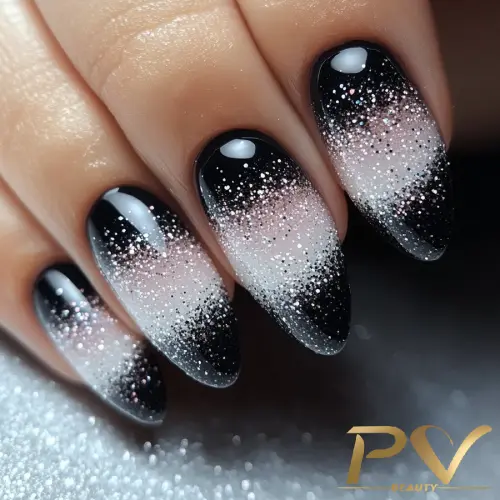 Unhas decoradas com esmalte preto e degradê brilhante em tons claros, com efeito de glitter.