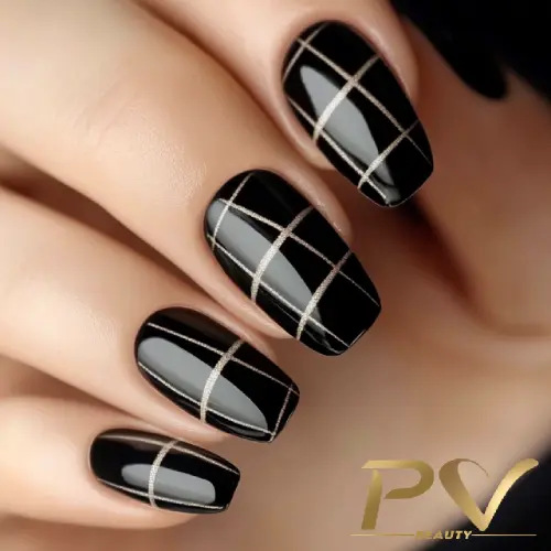 Unhas com esmalte preto e linhas prateadas formando um padrão xadrez.