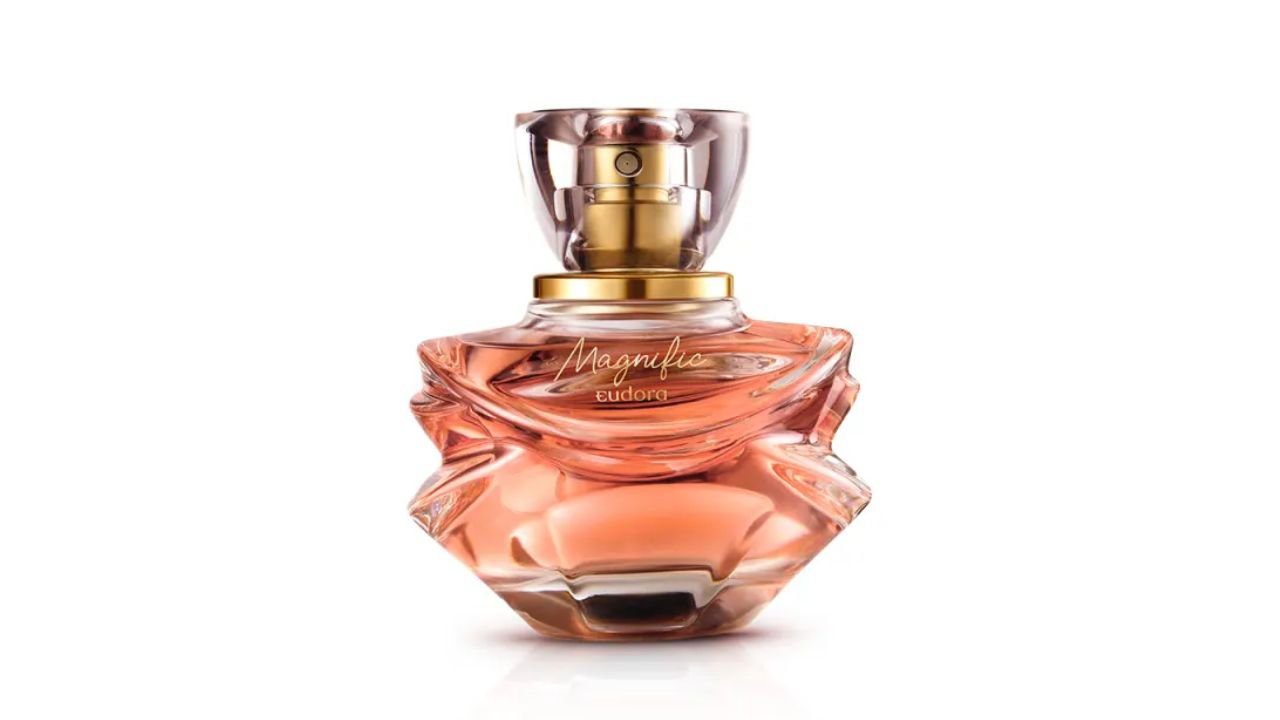 Frasco de perfume com design elegante, líquido âmbar e detalhes dourados, visto de frente.