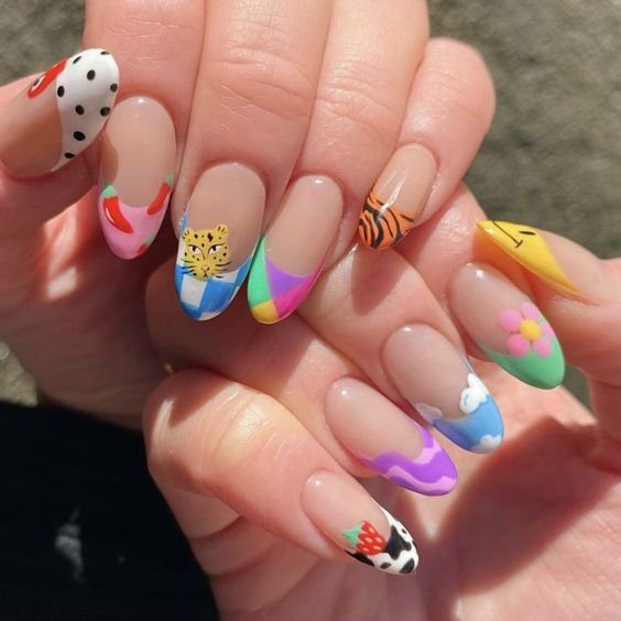 Unhas decoradas com desenhos coloridos e variados, incluindo animais, flores e padrões geométricos.
