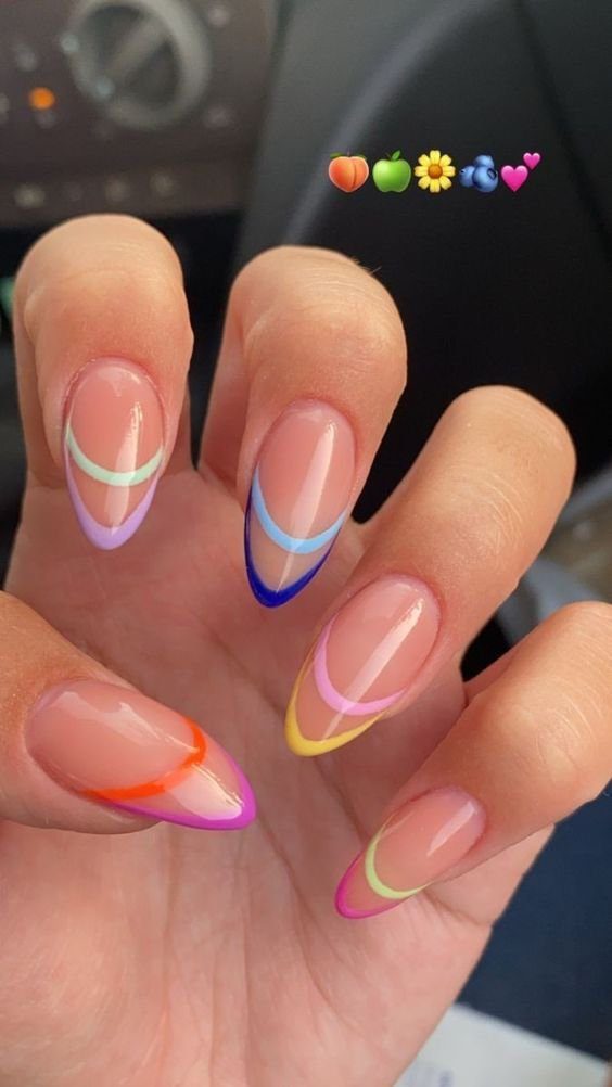 francesinhas-vazadas-coloridas-tambem-ganham-espaco-entre-as-inspiracoes-de-unhas-de-carnaval Unhas decoradas com esmalte translúcido e pontas coloridas em estilo francês moderno.