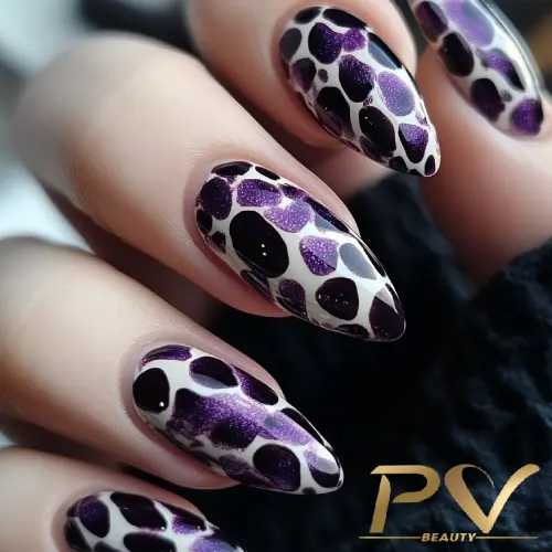 roxo-unhas-animal-print-onca-decoradas-pv-beauty-03 Unhas com esmalte roxo e preto, decoradas com padrão de manchas, estilo leopardo.