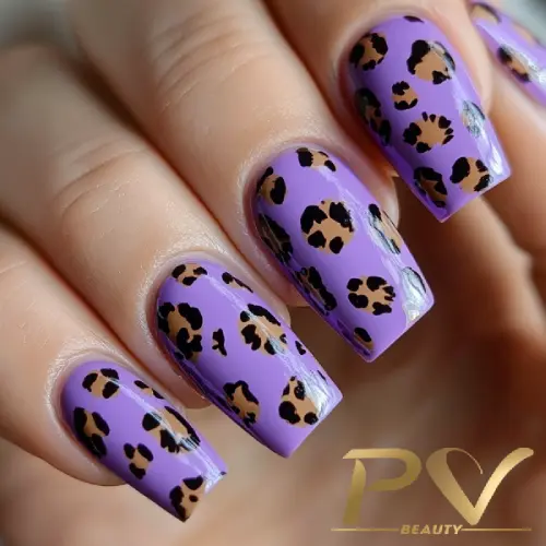 roxo-unhas-decoradas-animal-print-onca-lindas-pv-beauty-28 Unhas com esmalte roxo e estampa de oncinha em preto e marrom.