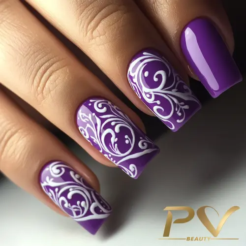 roxo-unhas-decoradas-arabescos-lindas-pv-beauty-26 Unhas decoradas com esmalte roxo e desenhos brancos detalhados, mostrando um estilo artístico e elegante.