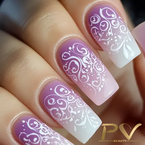 roxo-unhas-decoradas-arabescos-ombre-pv-beauty-21 Unhas decoradas com degradê rosa e branco, adornadas com desenhos espirais brancos.