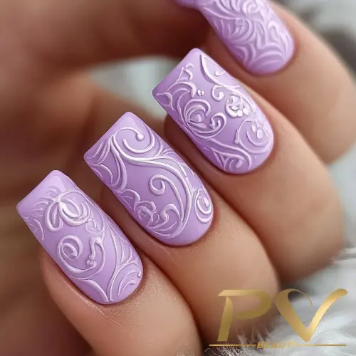 roxo-unhas-decoradas-arabescos-tom-sobre-tom-lindas-pv-beauty-31 Unhas decoradas com esmalte lilás e relevo floral em estilo ornamental.