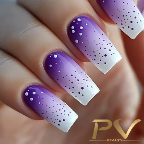 roxo-unhas-decoradas-bolinhas-lindas-pv-beauty-33 Unhas decoradas com esmalte roxo degradê e detalhes de bolinhas brancas, exibindo design elegante e moderno.