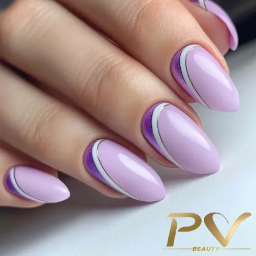 roxo-unhas-decoradas-curvas-suaves-lindas-pv-beauty-25 Unhas decoradas com esmalte lilás, detalhes em branco e roxo, em formato arredondado. Logo "PV Beauty" no canto.