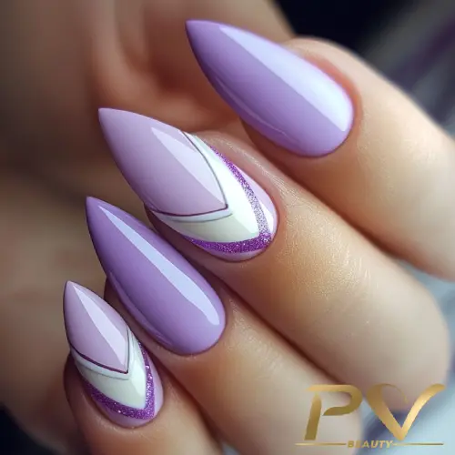 roxo-unhas-decoradas-formas-geometricas-pv-beauty-15 Unhas decoradas em tons de lilás e branco com detalhes geométricos e glitter.