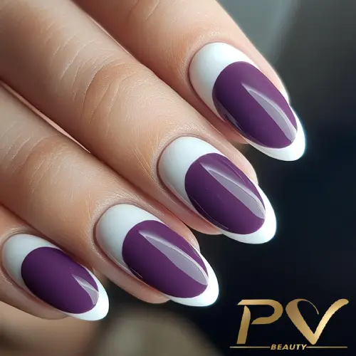 roxo-unhas-decoradas-francesinha-pv-beauty-19 Unhas bem cuidadas com esmalte roxo e branco, em design geométrico.