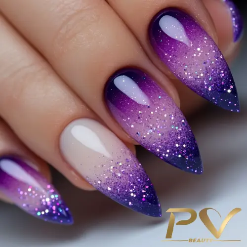 roxo-unhas-decoradas-glitter-degrade-pv-beauty-16 Unhas decoradas com esmalte roxo degradê e glitter, destacando um design elegante e moderno.