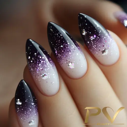 roxo-unhas-decoradas-lindas-designer-de-unhas-pv-beauty-01 Unhas pontiagudas com esmalte preto e branco em degradê, decoradas com glitter e pequenos cristais brilhantes.