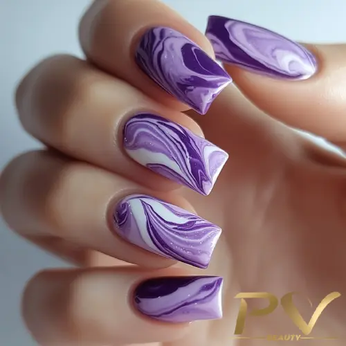 roxo-unhas-decoradas-marmorizadas-pv-beauty-17 Unhas com esmalte marmorizado em tons de roxo e branco, com acabamento brilhante.