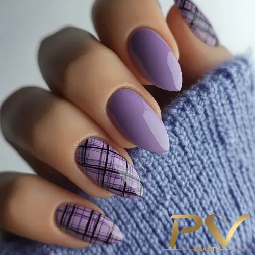 roxo-unhas-decoradas-quadriculadas-pv-beauty-22 Unhas compridas com esmalte lilás e padrão xadrez, segurando uma malha azul.