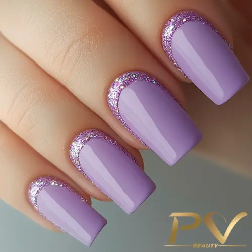 roxo-unhas-decoradas-tom-sobre-tom-lindas-pv-beauty-27 Unhas pintadas de lilás com bordas brilhantes em glitter roxo.
