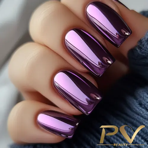roxo-unhas-esmalte-metalizado-decoradas-pv-beauty-07 Unhas com esmalte metálico roxo brilhante, com acabamento espelhado, destacadas sobre fundo neutro.