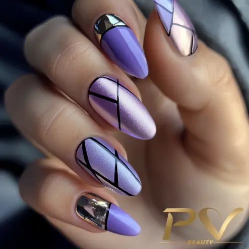 roxo-unhas-formas-geometricas-decoradas-pv-beauty-11 Unhas decoradas com esmalte roxo e lilás, detalhes geométricos pretos e prateados.