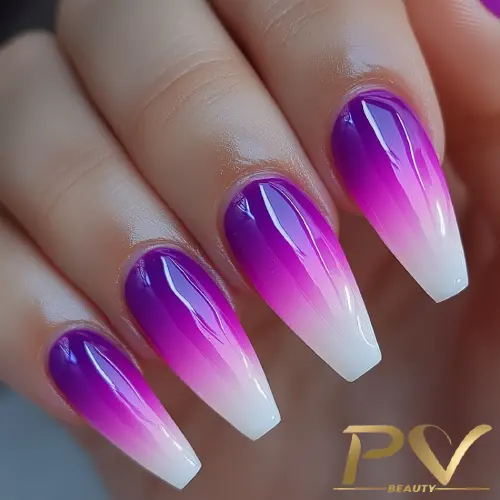roxo-unhas-formato-bailarina-decoradas-neon-babyboomer-pv-beauty-29 Unhas com esmalte degradê nas cores roxa, rosa e branca, com acabamento brilhante.