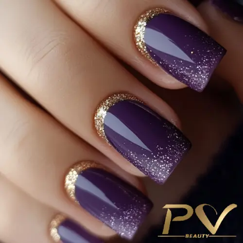roxo-unhas-glitter-decoradas-pv-beauty-14 Unhas com esmalte roxo e pontas douradas com glitter, exibindo um design elegante e moderno.