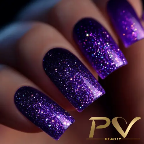 roxo-unhas-glitter-neon-decoradas-pv-beauty-09 Unhas com esmalte roxo brilhante e efeito brilhante sob luz, com logotipo PV Beauty no canto inferior.