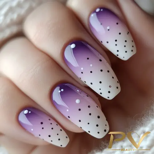roxo-unhas-ombre-poa-decoradas-lindas-pv-beauty-12 Unhas decoradas com esmalte em degradê lilás e branco, com pequenos pontos pretos e brancos.
