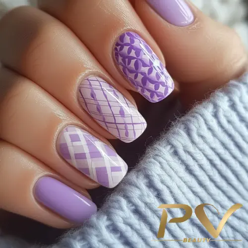 roxo-unhas-xadrez-quadriculado-decoradas-pv-beauty-08 Unhas com esmalte lilás e desenhos geométricos em tons de roxo e branco.