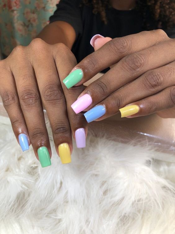 tons-pasteis-unhas-marca-desconhecida-pinterest Unhas pintadas em cores pastel variadas, incluindo azul, verde, rosa, lilás e amarelo, sobre fundo claro.