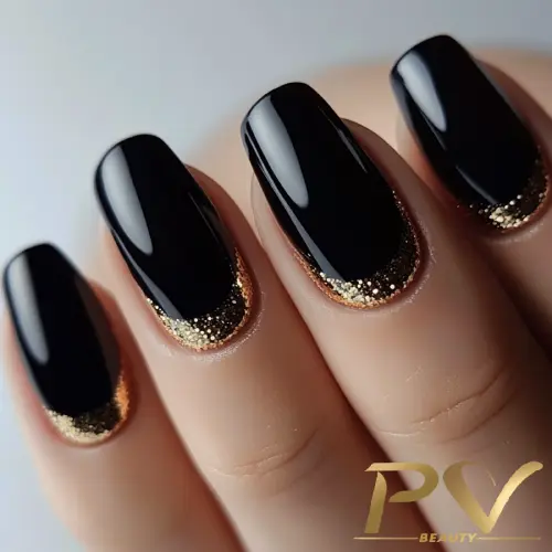 unha-de-gel-perto-de-mim-decorada-preta-glitter-dourado-pv-beauty-04 Unhas decoradas com esmalte preto e detalhes brilhantes em dourado nas pontas.