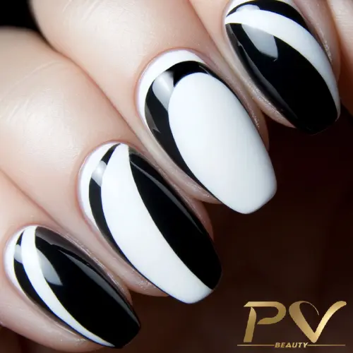 unha-de-gel-perto-de-mim-decorada-preto-branco-pv-beauty-09 Unhas decoradas com esmalte preto e branco em padrão geométrico.