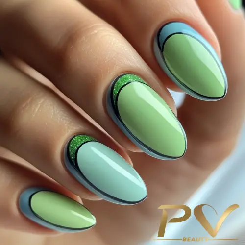 unha-de-gel-perto-de-mim-decorada-verde-pv-beauty-08 Unhas decoradas com esmalte verde e azul, com detalhes em preto e glitter.