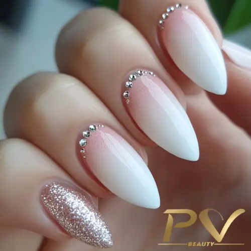 unha-de-gel-perto-de-mim-melhores-profissionais-pv-beauty-03 Unhas com decoração em branco e rosa, com pedrarias e uma unha com glitter prateado.