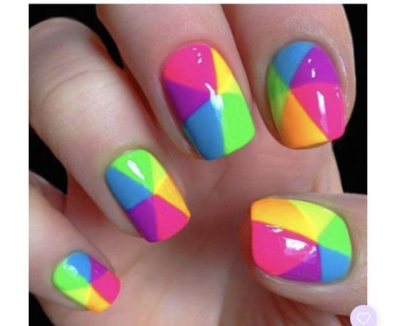 unha-quadriculada-colorida-estilo-o-guarda-chuva-do-frevo Unhas pintadas com design geométrico em cores vibrantes, incluindo azul, verde, amarelo, laranja e rosa.