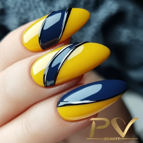 unhas-amarelas-com-azul-decoradas-pv-beauty-17 Unhas decoradas com esmalte amarelo e azul, com design geométrico e detalhes brilhantes.