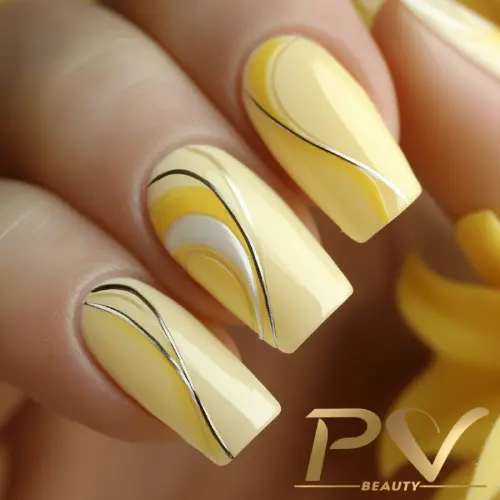 unhas-amarelas-curvas-assimetricas-decoradas-pv-beauty-12 Unhas decoradas com esmalte amarelo e detalhes em linhas curvas pretas e brancas.