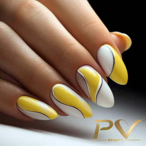 unhas-amarelas-curvas-suaves-decoradas-pv-beauty-32 Unhas com esmalte amarelo e branco em design abstrato, com linhas curvas. Logo "PV Beauty" no canto.
