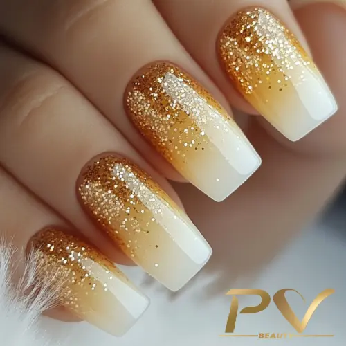 unhas-amarelas-decoradas-degrade-glitter-pv-beauty-02 Unhas decoradas com esmalte degradê em tons de dourado e glitter, com formato quadrado e acabamento brilhante.