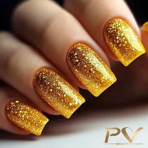 Unhas amarelas com brilho em acabamento impecável por nail designer.